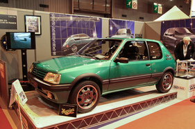 Peugeot 205 GTI (1990) - in seltener Farbgebung auf dem Clubstand - Rétromobile Paris 2016