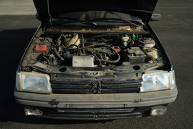Peugeot 205 GTi (1984) - Auch der Motorraum muss muss dringend gereinigt werden (1984)