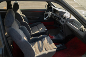 Peugeot 205 GTi (1984) - Beim Leder unten am Schaltknauf sieht man aber sein Alter (1984)