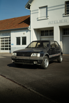 Peugeot 205 GTi (1984) - Der Lack blättert schon an vielen Stellen ab (1984)