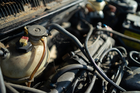 Peugeot 205 GTi (1984) - Im Motorraum hat es bereits Spinnweben