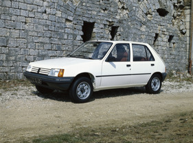 Peugeot 205 SR (1984) - als viertürige Limousine