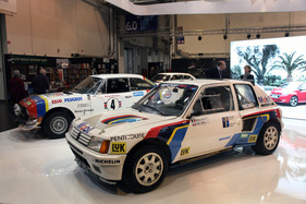 Bild Peugeot 205 T16 (1986) - so sehen Rallye-Weltmeister aus, im Hintergrund ein 504 Coupé im Rallye-Trim (Techno Classica 2013)