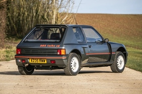 Peugeot 205 Turbo 16 (1984) - als Lot 959 an der Iconic Auctioneers Race Retro Versteigerung am 24. Februar 2024