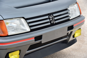 Peugeot 205 Turbo 16 (1984) - auch die Scheinwerfer stimmen mit dem normalen 205 GTI überein (angeboten an der RM Auction London am 8. September 2014) (1984)