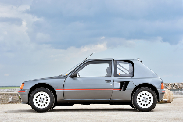 Peugeot 205 Turbo 16 (1984) - die Seitehtüren und die Frontscheibe stammen vom Serien-205-er (angeboten an der RM Auction London am 8. September 2014)