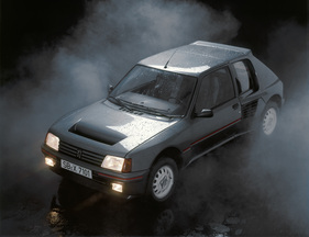 Peugeot 205 Turbo 16 (1984) - die Serienvariante, von der 200 Stück gebaut wurden (1984)