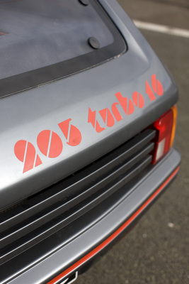 Peugeot 205 Turbo 16 (1984) - die Serienversion war eindeutig beschriftet