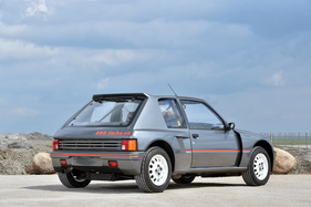 Peugeot 205 Turbo 16 (1984) - die Silhouette stimmt mit der 205-er-Normalversion überein (angeboten an der RM Auction London am 8. September 2014)