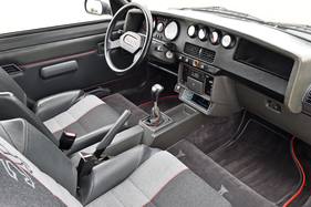 Peugeot 205 Turbo 16 (1984) - sogar ein Platz für das Radio war vorgesehen (angeboten an der RM Auction London am 8. September 2014)