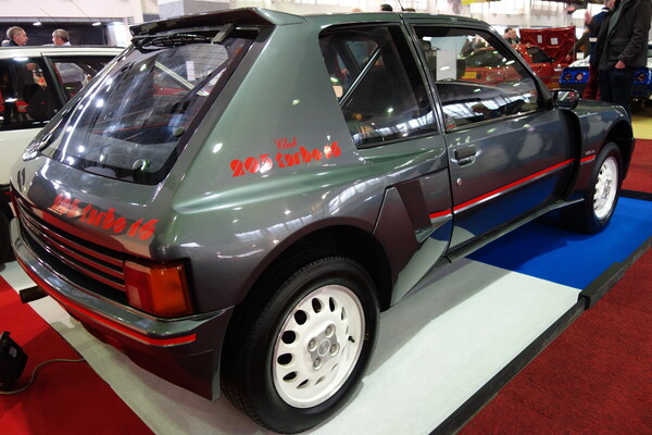 Peugeot 205 Turbo 16 (1987) – Homologationsmodell für die Gruppe B – Interclassics Classic Car Show Brüssel 2023