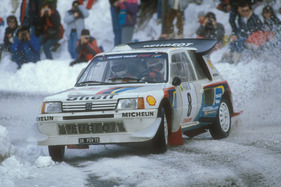 Peugeot 205 Turbo 16 - Peugeot mit grossem Flügelwerk an der Rallye Monte Carlo 1986