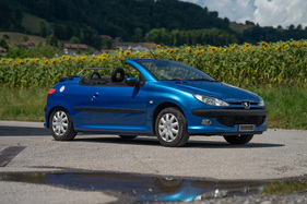 Peugeot 206 CC 2.0 16V (2003) - als Lot 25 an der Versteigerung "Klassische Automobile & Motorräder" der Oldtimer Galerie in Toffen am 18. Oktober 2025