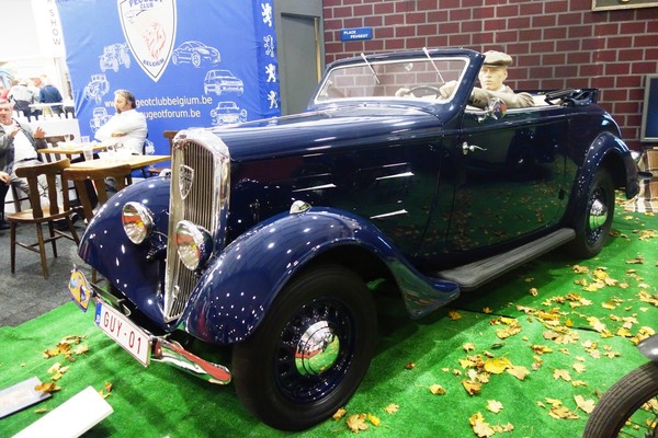 Peugeot 301 Cabriolet (1935) auf dem Stand des Peugeot-Clubs Belgien – Classic Car Show Brussels 2022