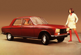 Peugeot 304 (1969) - Roter Wagen, rote Stiefel, rotes Shirt, rot-oranges Licht... Passt doch alles zusammen.