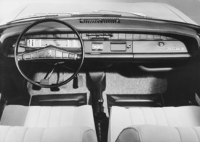 Peugeot 304 Coupé (1970) – Cockpit mit hellen Stoffsitzen