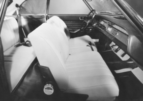 Peugeot 304 Coupé (1970) – Innenraum mit stufenlos justierbaren Liegesitzen und höchstens kindertauglicher Rücksitzbank