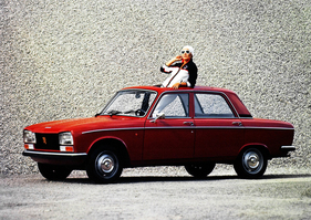Peugeot 304 S (1972) - orientiert am Design des Peugeot 504. Doch woran orientiert sich das Styling der Frau? (1972)