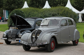 Peugeot 402 (1938) - Limousine mit den berühmten mittig angeordneten Scheinwerfern unter dem Kühlergrill - Classic-Gala Schwetzingen 2020