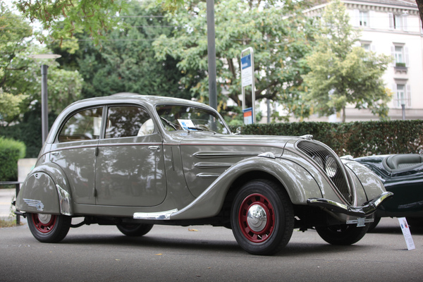 EIn solcher Peugeot 402 B steht für Taxifahrten am 15. Mai 2022 zur Verfügung