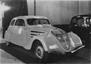 Peugeot 402 Coach (1936) - die Scheinwerfer hinter dem Kühlergitter machten ihn fast einmalig