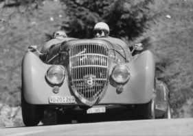 Peugeot 402 Darl'mat (1937) - am Bergrennen von Anzére im Jahr 1979 Peugeot 402 Darl'mat (1937) - am Bergrennen von Anzére im Jahr 1979