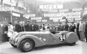 Peugeot 402 Darl'mat (1938) - Sieger der Zweilitgerklasse bei den 24 Stunden von Le Mans 1938, ausgestellt auf dem Pariser Autosalon 1938 Peugeot 402 Darl'mat (1938) - Sieger der Zweilitgerklasse bei den 24 Stunden von Le Mans 1938, ausgestellt auf dem Pariser Autosalon 1938