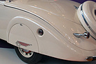 Peugeot 402 Eclipse (1937) – Löwenkopf als Verzierung der Kotflügelabdeckung