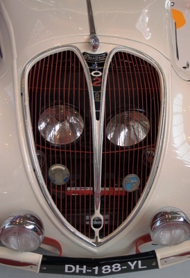 Peugeot 402 Eclipse (1937) – eng beieinanderliegende Scheinwerfer hinter dem Kühlergrill
