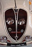 Peugeot 402 Eclipse (1937) – eng beieinanderliegende Scheinwerfer hinter dem Kühlergrill