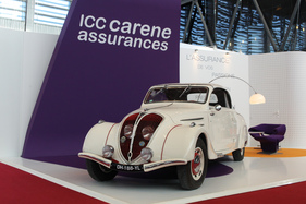 Peugeot 402BL Eclipse Décapotable (1938) - die eindrückliche Konstruktion eines Cabriolets mit versenkbarem Blechdach - auf dem Stand einer Versicherung - Rétromobile 2015