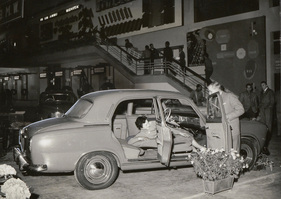 Peugeot 403 (1955) - Präsentation in Turin, Italiens Präsident Luigi Einaudi und seine Frau Ida schauen sich den neuen Franzosen genauer an
