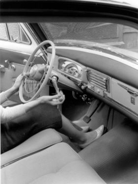 Peugeot 403 (1958) - Betätigung der automatischen Jaeger-Kupplung am Schalthebel