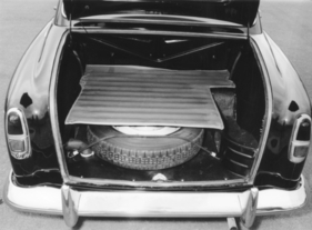 Peugeot 403 (1958) - Blick in den Kofferraum mit Ersatzrad