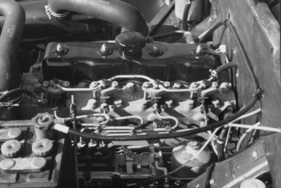 Peugeot 403 (1959) - Blick unter die Motorhaube der Dieselversion mit dem Motor von Indenor