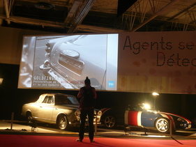 Peugeot 403 (1960) und Jaguar XK8 (1999) - bekannt aus Funk und Fernsehen, einzelne Sequenzen wurden auf der Leinwand eingeblendet - Mondial Paris 2016 (1960)