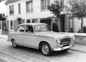 Der 403 wurde auch nach dem Erscheinen des 404 noch einige Jahre weiter produziert.