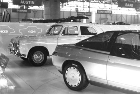 Peugeot 403 (1962) - hinter modernem Peugeot-Konzeptfahrzeug - Genfer Automobilsalon 1985