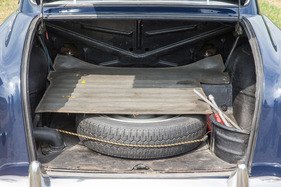 Peugeot 403 BD (1965) - das Reserverad ist griffgünstig untergebracht