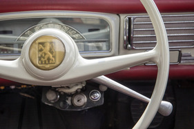 Peugeot 403 BD (1965) - der erste Gang ist unten zum Fahrer hin angeordnet