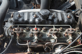 Peugeot 403 BD (1965) - einen Vergaser braucht der Dieselmotor nicht, Zündkerzen auch nicht