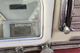 Peugeot 403 BD (1965) - kein Navi, sondern die Kontrolleuchte für die Blinker (1965)