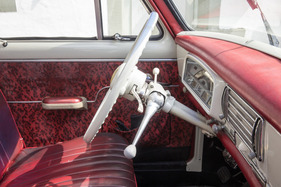 Peugeot 403 BD (1965) - mit dem Hebel am Lenkrad werden die vier Vorwärtsgänge und der Rückwärtsgang geschaltet