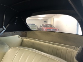 Peugeot 403 Cabriolet (1959) - Blick durch das Heckfenster von Columbos Auto