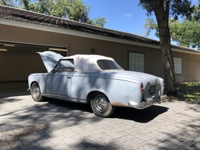 Peugeot 403 Cabriolet (1959) - Columbo-Peugeot vor der heimischen Garage (1959)