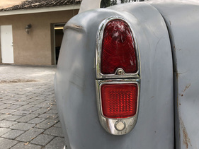 Peugeot 403 Cabriolet (1959) - Heckleuchte des Columbo-Peugeots, der unter Teile ist aufklappbar und verbirgt den Benzin-Einfüllstutzen