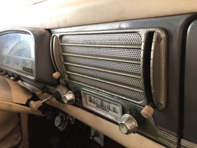 Peugeot 403 Cabriolet (1959) - Motorola-Radio im Columbo-Peugeot (1959)