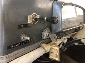 Peugeot 403 Cabriolet (1959) - abgegriffene Bedienungselemente im Columbo-Peugeot (1959)