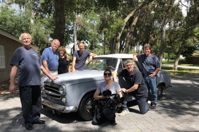 Peugeot 403 Cabriolet (1959) - das SWF-Filmteam zusammen mit den Columbo-Peugeot-Besitzern Jim und Delaney, hinten in der Mitte der Autor des Artikels Thorsten Link (1959)