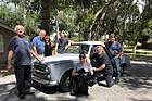 Peugeot 403 Cabriolet (1959) - das SWF-Filmteam zusammen mit den Columbo-Peugeot-Besitzern Jim und Delaney, hinten in der Mitte der Autor des Artikels Thorsten Link